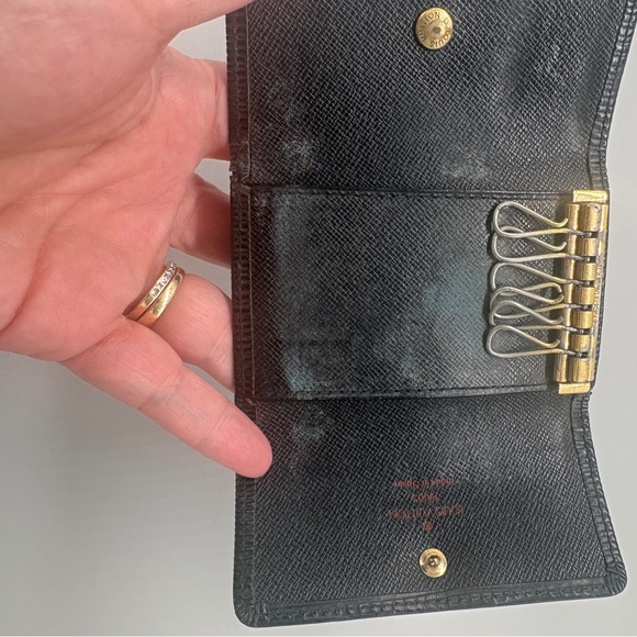 Louis Vuitton Black Textured Accessory - Picture 6 of 6